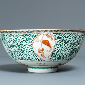 Un bol en porcelaine de Chine famille verte à décor en relief, Yongzheng — photo 3