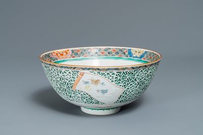 Un bol en porcelaine de Chine famille verte à décor en relief, Yongzheng