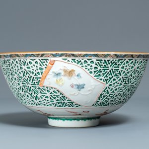 Un bol en porcelaine de Chine famille verte à décor en relief, Yongzheng — photo 2