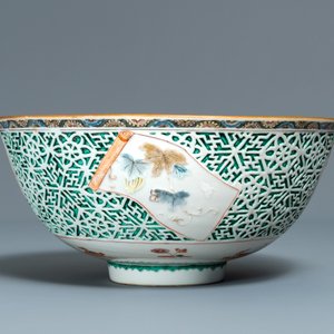 Un bol en porcelaine de Chine famille verte à décor en relief, Yongzheng — photo 4