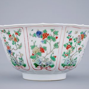 Un bol en porcelaine de Chine famille verte à décor floral, Kangxi — photo 1