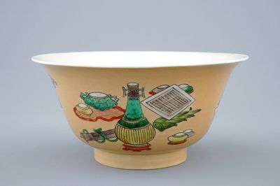 Un bol en porcelaine de Chine famille verte et café au lait, Kangxi