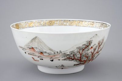 Un bol en porcelaine de Chine grisaille et doré à décor d'un paysage, Yongzheng, 1723-1735