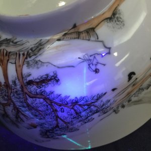 Un bol en porcelaine de Chine grisaille et doré à décor d'un paysage, Yongzheng, 1723-1735 — photo 8
