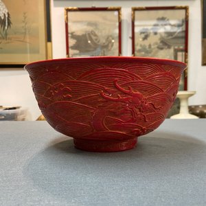 Un bol en porcelaine de Chine imitant la laque rouge à décor d'un dragon, marque de Qianlong, République — photo 11