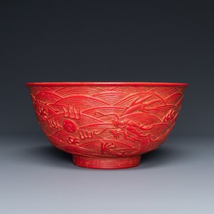 Un bol en porcelaine de Chine imitant la laque rouge à décor d'un dragon, marque de Qianlong, République — photo 2