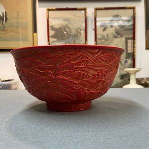 Un bol en porcelaine de Chine imitant la laque rouge à décor d'un dragon, marque de Qianlong, République — photo 8