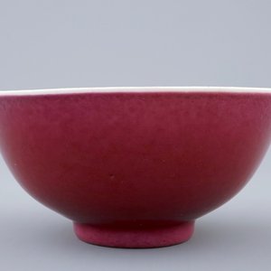 Un bol en porcelaine de Chine monochrome rouge rubis, 19/20ème — photo 1