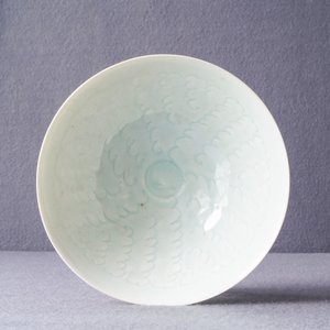 Un bol en porcelaine de Chine qingbai à décor incisé, Song — photo 3