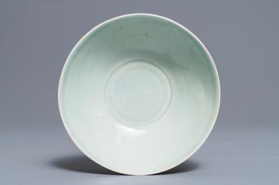 Un bol en porcelaine de Chine qingbai à décor incisé, Song