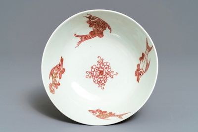 Un bol en porcelaine de Chine rouge de cuivre à décor de carpes et dragons, 19/20ème
