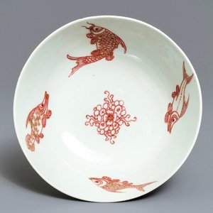 Un bol en porcelaine de Chine rouge de cuivre à décor de carpes et dragons, 19/20ème — photo 1