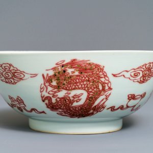Un bol en porcelaine de Chine rouge de cuivre à décor de carpes et dragons, 19/20ème — photo 4