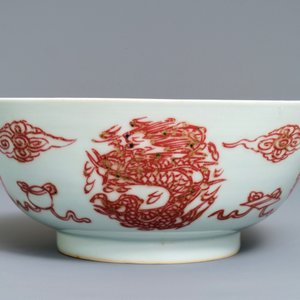 Un bol en porcelaine de Chine rouge de cuivre à décor de carpes et dragons, 19/20ème — photo 7