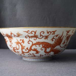 Un bol en porcelaine de Chine rouge de fer à décor de phénix, 19ème — photo 9
