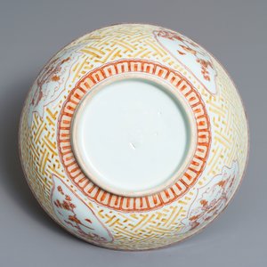 Un bol en porcelaine de Chine rouge de fer et doré à décor en relief, Kangxi — photo 7