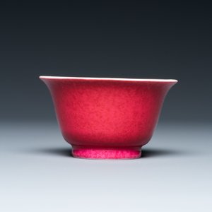 Un bol en porcelaine de Chine rouge de rubis monochrome, marque et époque de Qianlong — photo 3