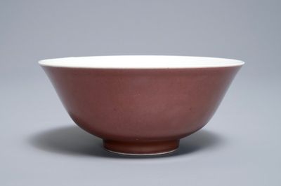 Un bol en porcelaine de Chine rouge monochrome, marque de Daoguang, 19/20ème