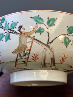 Un bol en porcelaine de Chine surdécoré aux Pays-Bas et un bol famille rose de Canton à décor mandarin, Qianlong — photo 13