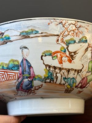 Un bol en porcelaine de Chine surdécoré aux Pays-Bas et un bol famille rose de Canton à décor mandarin, Qianlong — photo 4