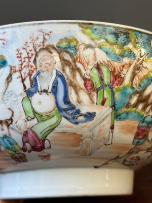 Un bol en porcelaine de Chine surdécoré aux Pays-Bas et un bol famille rose de Canton à décor mandarin, Qianlong — photo 5