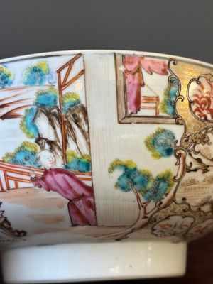 Un bol en porcelaine de Chine surdécoré aux Pays-Bas et un bol famille rose de Canton à décor mandarin, Qianlong — photo 8