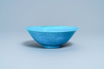 Un bol en porcelaine de Chine turquoise monochrome à décor incisé, Kangxi