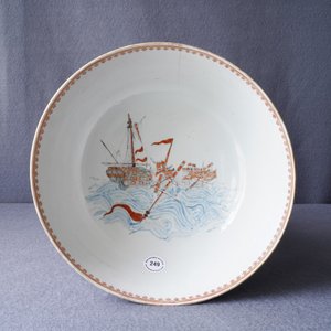 Un bol en porcelaine de Chine verte-Imari à décor d'un navire endommagé, Qianlong — photo 26