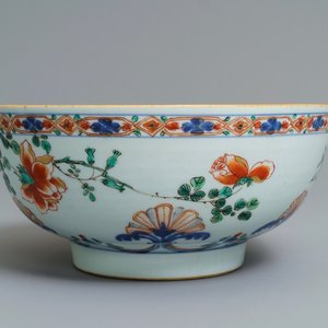 Un bol en porcelaine de Chine verte-Imari à décor floral, Kangxi — photo 1