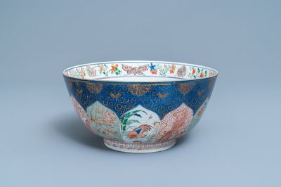 Un bol en porcelaine de Chine verte-Imari à fond bleu poudré, Kangxi