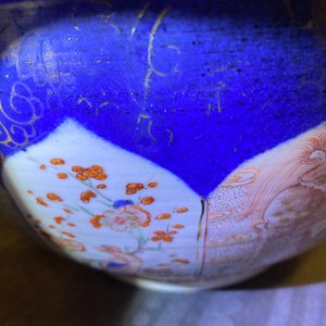 Un bol en porcelaine de Chine verte-Imari à fond bleu poudré, Kangxi — photo 13