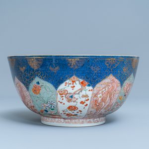 Un bol en porcelaine de Chine verte-Imari à fond bleu poudré, Kangxi — photo 5