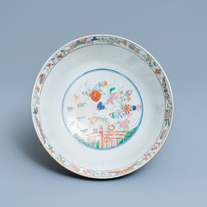 Un bol en porcelaine de Chine verte-Imari à fond bleu poudré, Kangxi — photo 7