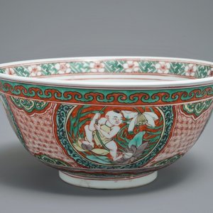 Un bol en porcelaine de Chine wucai à décor de garçons avec des fleurs de lotus, époque Transition — photo 1