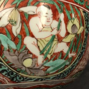 Un bol en porcelaine de Chine wucai à décor de garçons avec des fleurs de lotus, époque Transition — photo 11
