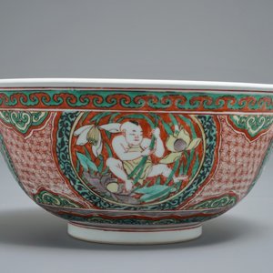 Un bol en porcelaine de Chine wucai à décor de garçons avec des fleurs de lotus, époque Transition — photo 4
