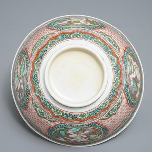 Un bol en porcelaine de Chine wucai à décor de garçons avec des fleurs de lotus, époque Transition — photo 7