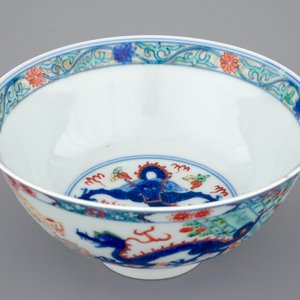 Un bol en porcelaine de Chine wucai aux dragons, 19/20ème — photo 6