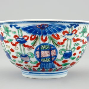 Un bol en porcelaine de Chine wucai aux emblèmes bouddhistes, Shunzhi, 1643-1661 — photo 3
