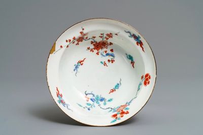 Un bol en porcelaine Kakiemon de Japon à décor floral, Edo, 18ème