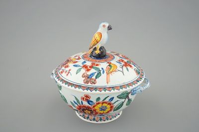 Un bol et son couvercle en faïence de style Delft par Samson, Paris, 19ème