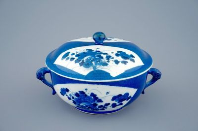 Un bol et son couvercle en porcelaine de Chine bleu poudré, Kangxi