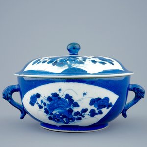 Un bol et son couvercle en porcelaine de Chine bleu poudré, Kangxi — photo 2