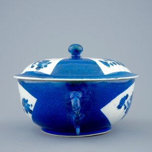Un bol et son couvercle en porcelaine de Chine bleu poudré, Kangxi — photo 3