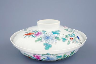 Un bol et son couvercle en porcelaine de Chine famille rose, marque de Jurentang, République (1912-1949)