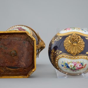 Un bol et son couvercle en porcelaine de Sèvres, monté en bronze, 19ème — photo 6