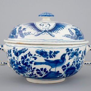 Un bol et son couvercle pour vin chaud en faïence de Delft daté bleu et blanc, ca. 1709 — photo 2