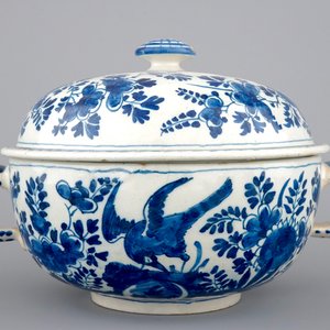 Un bol et son couvercle pour vin chaud en faïence de Delft daté bleu et blanc, ca. 1709 — photo 4