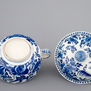 Un bol et son couvercle pour vin chaud en faïence de Delft daté bleu et blanc, ca. 1709 — photo 7