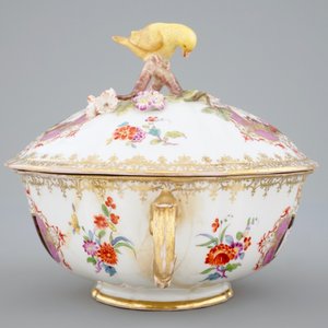 Un bol et son couvercle sur présentoir en porcelaine de Meissen, 18ème — photo 7